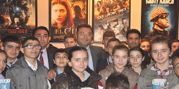 Minik öğrenciler Çanakkale filmini izledi