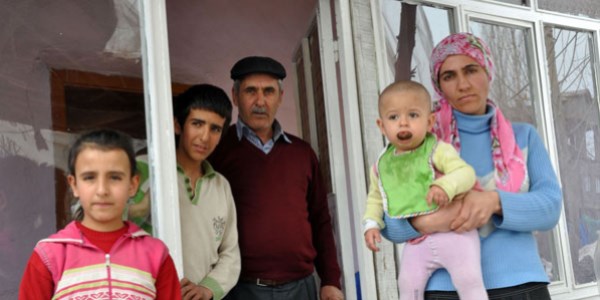 Dili sürekli büyüyen küçük kız yardım bekliyor