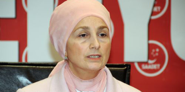 Duruşmada türbanlı avukat krizi