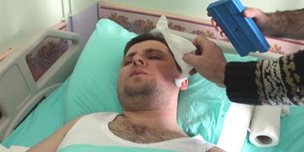 Annesine hakaret etti�i i�in doktoru d�vd�/ Video