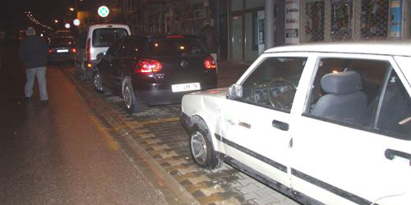8 araca �arpt�, yaral� arkada�lar�n� b�rak�p ka�t�