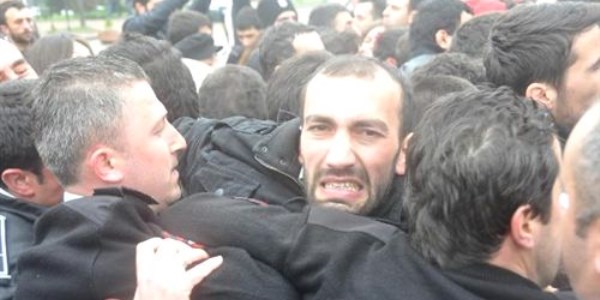 KT�'de ��renciler ve �zel g�venlik aras�nda arbede