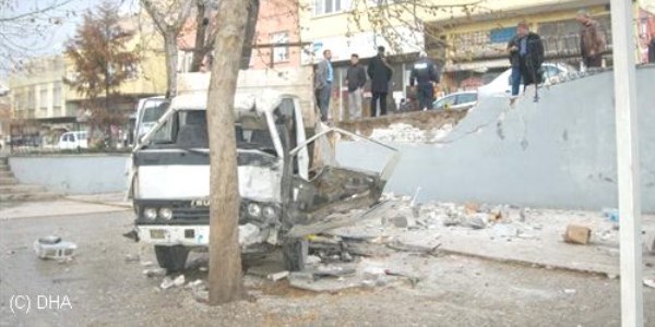 Kamyonet cami avlusuna girdi: 3 yaralı