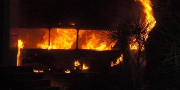 Köfte minibüsü alev alev yandı