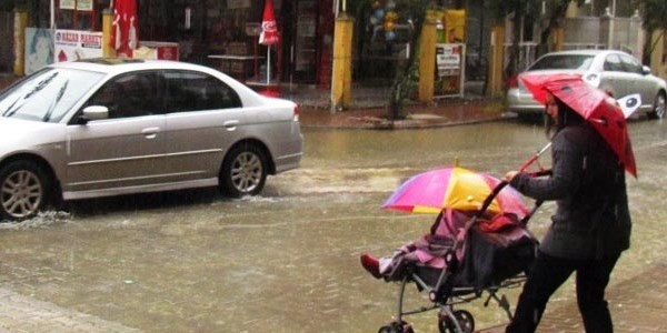 Ödemiş'te yağış, tahliye hatlarını zorladı