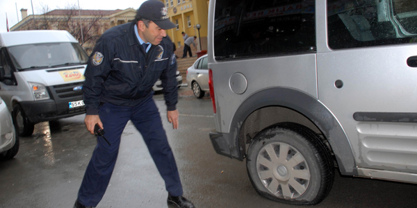 İntikam için polis aracının lastiğini kesti