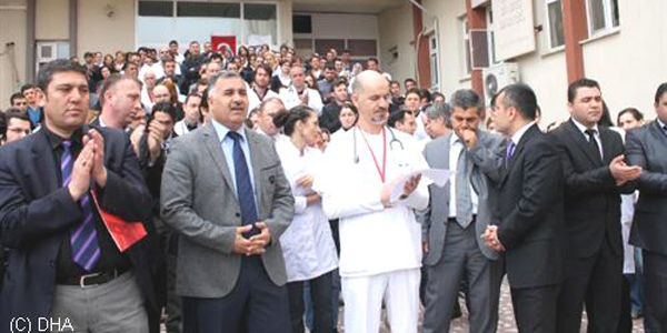 Doktora dayağa sağlık çalışanlarından protesto