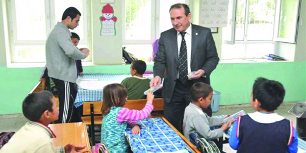Osmaniye'de köylerde 3 bin kalem ve silgi dağıtıldı