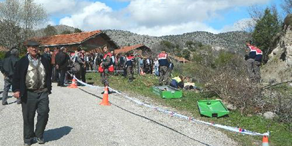 Devrilen traktörün altında kaldı