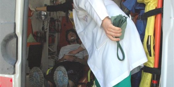 Bisikletli gence �arp�p ka�t�