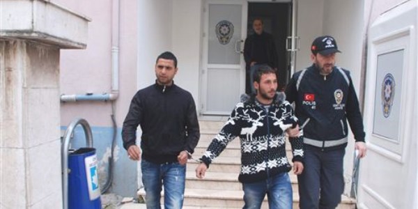 Polise ta� atan �ah�slar g�zalt�na al�nd�