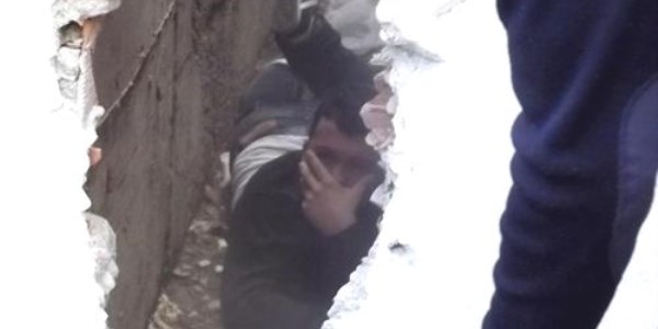 Rüzgarda uçuşan evrakı almak isterken bina boşluğunu düştü