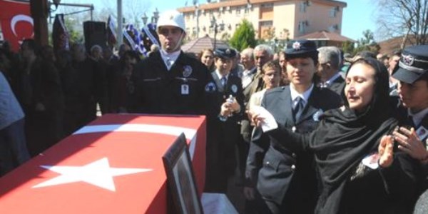 Şehit polis memuru gözyaşları arasında toprağa verildi