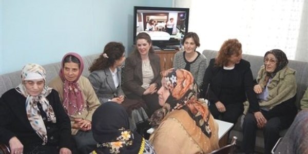 Valinin eşi, üçüz ninelere misafir oldu