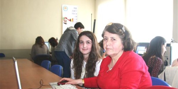 Lise ��rencilerinden ya�l�lara bilgisayar kursu