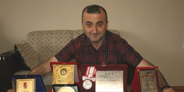 Hem postac� hem de Avrupa �d�ll� bir karikat�rist