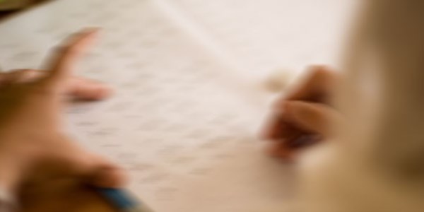 Önce çocuklarını okuttu, şimdi kendisi okuyor