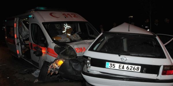 Ambulans otomobille çarpıştı: 1 ölü, 3 yaralı