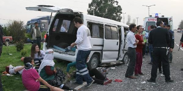 Kırmızı ışık ihlali kazası: 10 yaralı