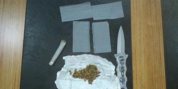 Polis şüpheli şahısları esrarla yakaladı