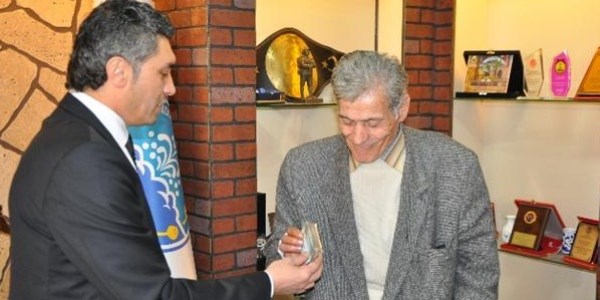 Yangın enkazında buldukları 5 bin lirayı sahibine verdiler