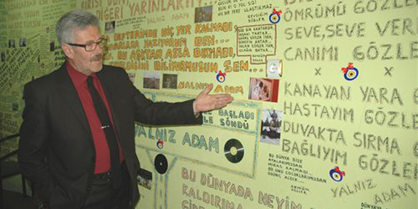 Şiirlerini yazmak için 1 kamyon kalem kullandı
