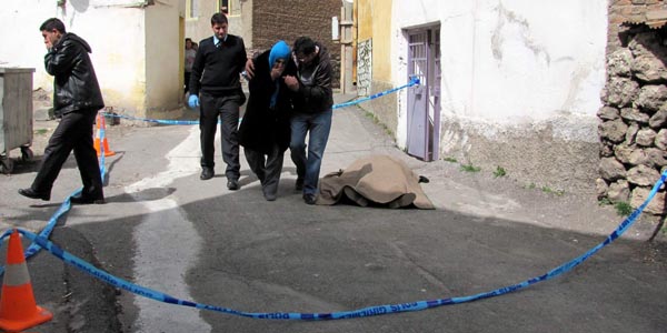 Yolda yürürken kalp krizi geçirdi