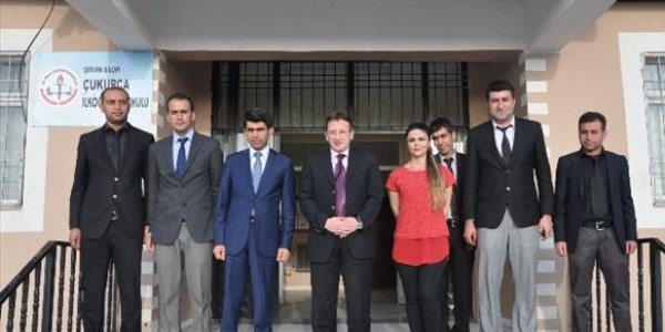 Silopi Kaymakamı altın madalya kazanan öğretmeni ziyaret etti