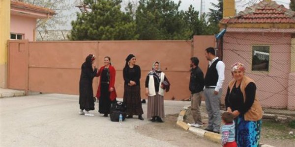 Mahkum e�leri kocalar�n� evlerine istiyor