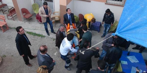 Tutuklan�nca adliyenin 4'�nc� kat�ndan atlad�