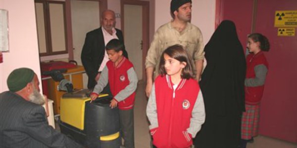 Okul servisi otomobille çarpıştı: 10 yaralı