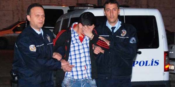 Satırla tehdit edip telefonunu aldılar