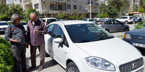 �zmir'de park halindeki arac� soydular