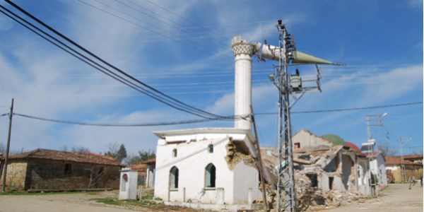 Depremden ve yalardan zarar gren Aksakal Ky Camii ykld