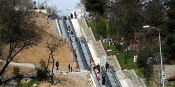 Yürüyen merdivenle mahallelerine çıkıyorlar