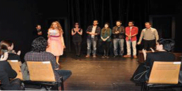 Kanser hastal���n� tiyatro sahnesine ta��d�