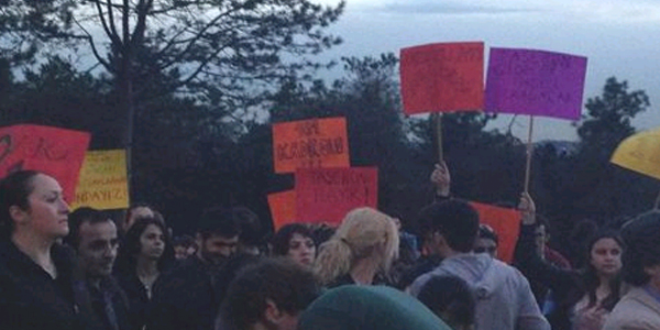 Üniversite öğrencileri işten çıkarmayı protesto etti