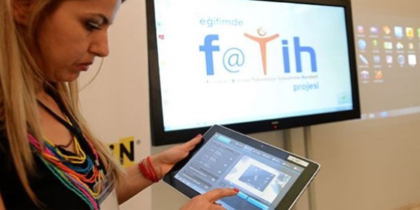 Öğretmen ve öğrencilere 62 bin 800 tablet dağıtıldı