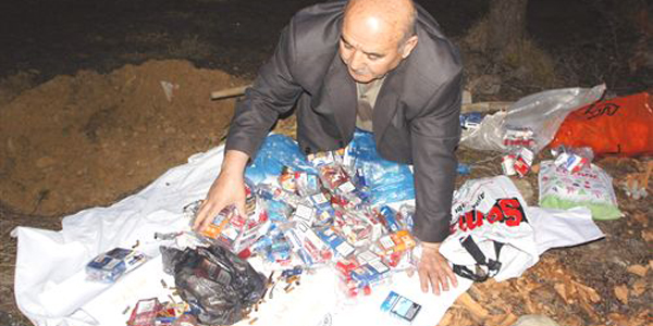 Topladığı sigara paketlerini kefenleyip toprağa gömüyor