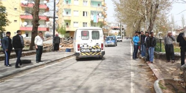 Servis minibüsü 4 yaşındaki çocuğa çarptı