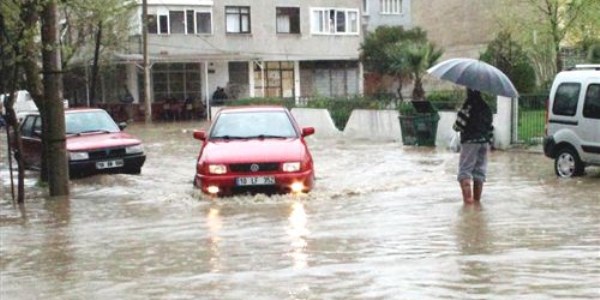 Edremit'te sağanak yağış hayatı felç etti