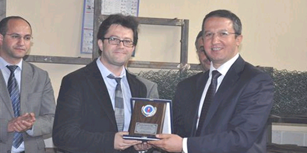 Okula emeği geçenlere plaket verildi