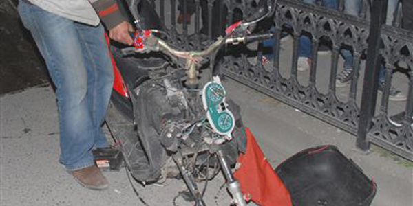 Motosiklete �arpan otomobil otob�s dura��na girdi: 3 yaral�
