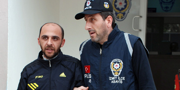 Alkollü şahıs ambulansların camlarını kırdı