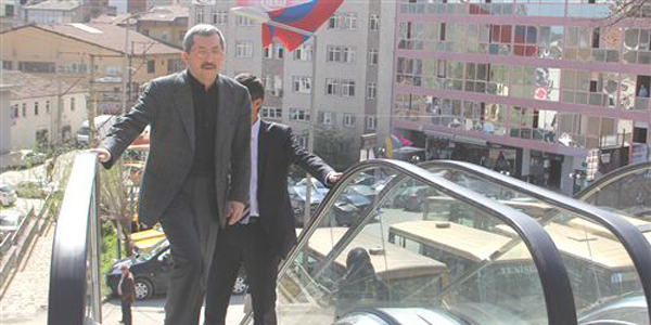 Mahallelere yürüyen merdiven ve kule asansörden sonra yatay asansör