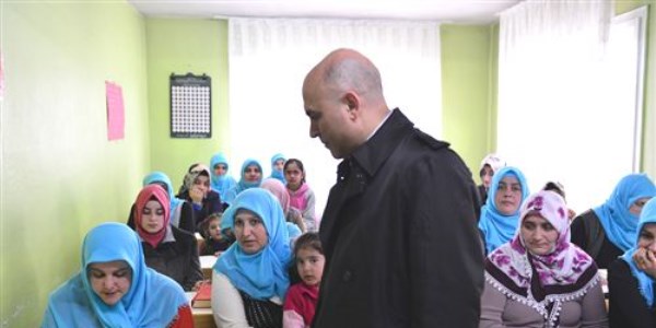 Korkut'tan kuran kurslarına bilgisayar ve projeksiyon