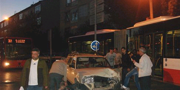 Kar��yaka'da trafik kazalar�: 4 ara� birbirine girdi