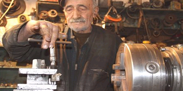 75 ya��ndaki torna ustas� hurdalardan asans�r yapt�