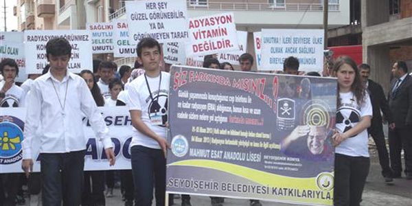 Liseli öğrencilerden radyasyon yürüyüşü
