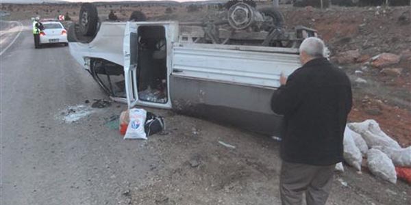 Lastiği patlayan kamyonet ters dönerken, 2 kişi yaralandı